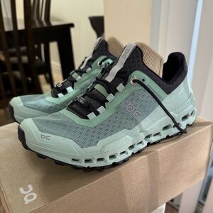 Women’s cloud ultra moss/eclipse size 8